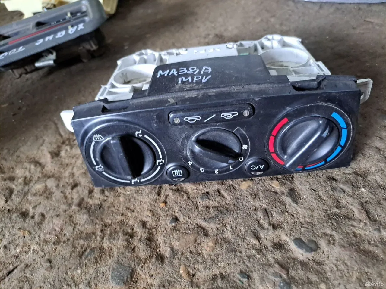 Блок управления печкой Mazda MPV LC7061190 — Mazda — MPV