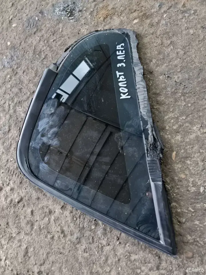 Стекло багажника левое Mitsubishi Colt MN161389 — Mitsubishi — Colt